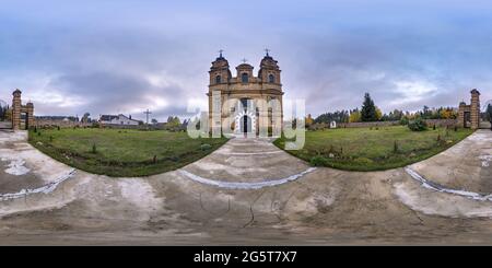 Full Seamless spherical hdri Panorama 360 Grad Winkel nahe neo gotische dekorative mittelalterliche Architektur Kirche in äquirectangulären pro Stockfoto