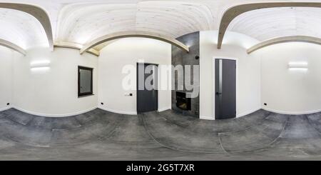 Full nahtloses hdri Panorama 360 Winkel in weißem leeren Raum mit kleinem Fenster und Holzrafentdecke in äquirechteckiger sphärischer Projektion.VR conte Stockfoto