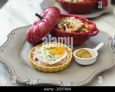 Leckeres Frühstück mit gebratenem Reis und Eiern auf einem Tablett Stockfoto