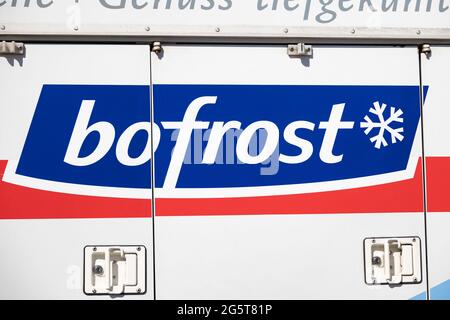 OBERURSEL, DEUTSCHLAND 2021 04 27: BOFROST Frozen Food Delivery Service Sign on a Food Delivery fridge Truck Stockfoto