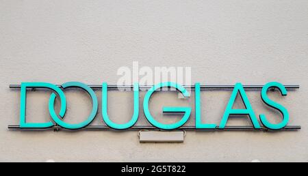 OBERURSEL, DEUTSCHLAND 2021-04-27 Blick auf Schild mit Logo-Schriftzug der douglas-Parfümerie an der Fassade Stockfoto