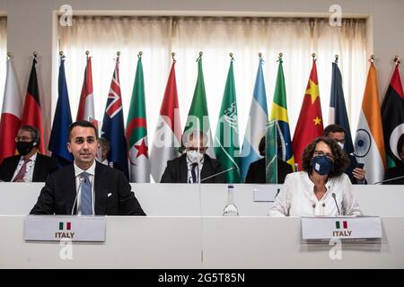 (210629) -- MDERA (ITALIEN), 29. Juni 2021 (Xinhua) -- Der italienische Außenminister Luigi Di Maio (L, Front) und die stellvertretende italienische Ministerin für auswärtige Angelegenheiten und internationale Zusammenarbeit Marina Sereni (R, Front) nehmen am 29. Juni 2021 an dem Treffen der Gruppe der 20 Minister für auswärtige Angelegenheiten und Entwicklung (G20) in Mdera, Italien, Teil. Die Außen- und Entwicklungsminister der 20 größten Volkswirtschaften der Welt haben am Dienstag die gesamte internationale Gemeinschaft aufgefordert, inklusiv- und widerstandsfähige Lebensmittelketten aufzubauen, um eine angemessene Ernährung für alle sicherzustellen, im Einklang mit dem Ziel der „Null-Hunger“-Einstellung Stockfoto