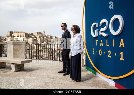 (210629) -- MDERA (ITALIEN), 29. Juni 2021 (Xinhua) -- Der italienische Außenminister Luigi Di Maio (L) und die stellvertretende italienische Ministerin für auswärtige Angelegenheiten und internationale Zusammenarbeit Marina Sereni begrüßen die Teilnehmer des Treffens der 20 Minister für auswärtige Angelegenheiten und Entwicklung (G20) am 29. Juni 2021 in Mdera, Italien. Die Außen- und Entwicklungsminister der 20 größten Volkswirtschaften der Welt haben am Dienstag die gesamte internationale Gemeinschaft aufgefordert, inklusiv- und widerstandsfähige Lebensmittelketten aufzubauen, um eine angemessene Ernährung für alle sicherzustellen, im Einklang mit dem Ziel der „Null-Hunger“-Einstellung Stockfoto