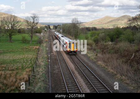 Passagierzug in Edale auf der Hope Valley Line im Derbyshire Peak District Nationalpark England UK ländliche Landschaft Stockfoto