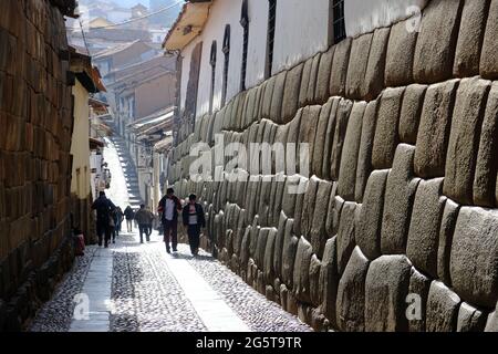 Peru Cusco - Piedra de los 12 angulos - Twelve Angled Stone Wall Street view Stockfoto