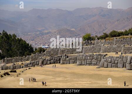 Peru Cusco - Panoramablick auf die Gegend von Sacsayhuaman mit Mauerwerk - Saqsaywaman Stockfoto