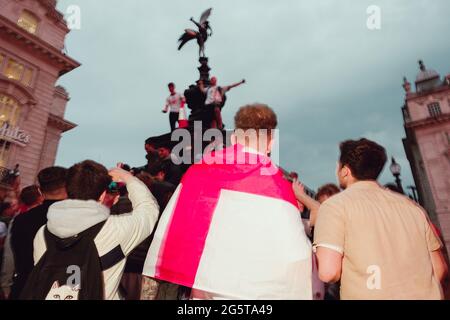 London, Großbritannien. Juni 2021. Englische Fans feiern den Sieg über Deutschland im Zentrum von London. Quelle: Joao Daniel Pereira Stockfoto