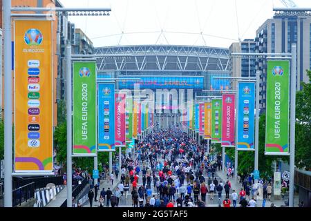 London, Großbritannien. Blick auf den Olympic Way, der durch das Wembley-Stadion schaut, während England- und deutsche Fußballfans zum Spiel der Euro 2020 kommen. Stockfoto