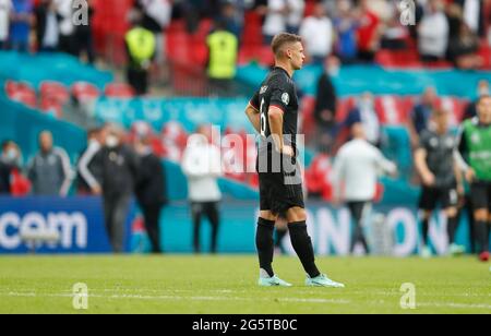 London, Großbritannien. Juni 2021. Der deutsche Fußballnationalmannschaft Joshua Kimmich sieht nach dem 16-Runden-Spiel zwischen England und Deutschland bei der UEFA EURO 2020 in London, Großbritannien, am 29. Juni 2021 niedergeschlagen aus. Quelle: Han Yan/Xinhua/Alamy Live News Stockfoto