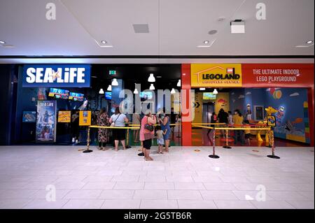 East Rutherford, USA. Juni 2021. The Entrance to Sea Life and Legoland at the American Dream Entertainment Mall, part of the Meadowlands Sports Complex, in Rutherford, NJ, 29. Juni 2021. Sea Life Aquarium und Lego Center liegen nebeneinander. (Foto von Anthony Behar/Sipa USA) Quelle: SIPA USA/Alamy Live News Stockfoto