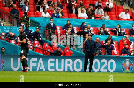 London, Großbritannien. Juni 2021. Deutschlands Cheftrainer Joachim Low (R, vorne) ist während des Spiels der Runde 16 zwischen England und Deutschland bei der UEFA EURO 2020 in London, Großbritannien, am 29. Juni 2021 zu sehen. Quelle: Han Yan/Xinhua/Alamy Live News Stockfoto