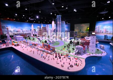 East Rutherford, USA. Juni 2021. Stadtdiorama aus Legos, ausgestellt im Legoland in der American Dream Entertainment Mall, Teil des Meadowlands Sports Complex, in Rutherford, NJ, 29. Juni 2021. Sea Life Aquarium und Lego Center liegen nebeneinander. (Foto von Anthony Behar/Sipa USA) Quelle: SIPA USA/Alamy Live News Stockfoto