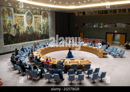 (210630) -- UNITED NATIONS, 30. Juni 2021 (Xinhua) -- das Foto vom 29. Juni 2021 zeigt eine Sitzung des UN-Sicherheitsrats zur Lage in Mali am UN-Hauptquartier in New York. Der Sicherheitsrat hat am Dienstag beschlossen, das Mandat der multidimensionalen Integrierten Stabilisierungsmission der Vereinten Nationen in Mali (MINUSMA) bis zum 30. Juni 2022 zu verlängern und die Mission mit der Unterstützung des politischen Übergangs des Landes vor den Präsidentschafts- und Parlamentswahlen, die für den 27. Februar 2022 geplant sind, zu beauftragen. (Eskinder Debebe/UN Photo/Handout via Xinhua) Stockfoto