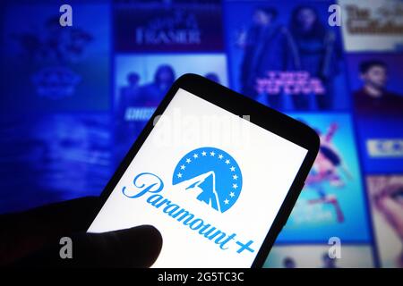 Ukraine. Juni 2021. In dieser Abbildung ist das Paramount-Logo (Paramount Plus) auf einem Smartphone gegen seine Website im Hintergrund zu sehen. (Foto von Pavlo Gonchar/SOPA Images/Sipa USA) Quelle: SIPA USA/Alamy Live News Stockfoto
