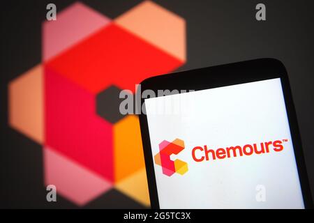 Ukraine. Juni 2021. In dieser Abbildung ist das Chemours-Logo auf einem Smartphone-Bildschirm zu sehen. (Foto von Pavlo Gonchar/SOPA Images/Sipa USA) Quelle: SIPA USA/Alamy Live News Stockfoto