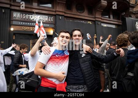 London, Großbritannien. Juni 2021. Englische Fußballfans feiern den Sieg.Hunderte von englischen Fußballfans versammeln sich und feiern den Sieg von 2:0 über Deutschland in der Runde der 16. UEFA Euro 2020 heute Abend. Sie singen „Football is coming Home“ und freuen sich auf das Viertelfinale gegen Schweden oder die Ukraine an diesem Samstag. Kredit: SOPA Images Limited/Alamy Live Nachrichten Stockfoto