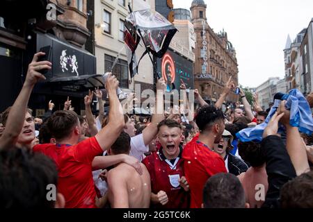 London, Großbritannien. Juni 2021. Die Menge der Fußballfans feiert den Sieg. Hunderte von englischen Fußballfans versammeln sich und feiern heute Abend den Sieg von 2:0 über Deutschland in der Runde von 16 der UEFA Euro 2020. Sie singen „Football is coming Home“ und freuen sich auf das Viertelfinale gegen Schweden oder die Ukraine an diesem Samstag. Kredit: SOPA Images Limited/Alamy Live Nachrichten Stockfoto