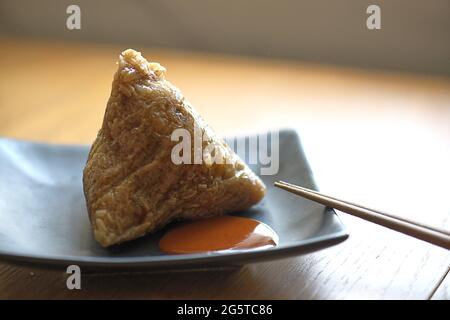 Nahaufnahme von Zongzi, Reisknödel für das traditionelle Drachenbootfest. Stockfoto