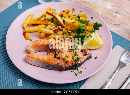Köstlich Steak aus gebackenem Lachs mit Kartoffeln Stockfoto