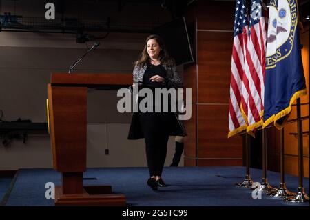 Washington, Usa. Juni 2021. Die US-Vertreterin Elise Stefanik (R-NY) spricht auf einer Pressekonferenz der republikanischen Führung des Repräsentantenhauses. Kredit: SOPA Images Limited/Alamy Live Nachrichten Stockfoto