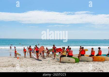 Mount Maunganui Neuseeland -Januar 20 2015; Surf Club Mitglieder warten mit ihren Boards am Wasser Stockfoto