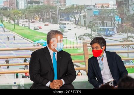 Der kolumbianische Präsident Ivan Duque (links) spricht mit der Bürgermeisterin von Bogota, Claudia Lopez (rechts), während einer Pressekonferenz über die erste Linie des U-Bahnsystems von Bogota, die bis 2028 eröffnet wird, live mit der kolumbianischen Verkehrsministerin Angela Maria Orozco, der Metro-Managerin von Bogota, Mauricio Ramirez, der Bürgermeisterin von Bogota, Claudia Lopez, übertragen wird. Nicolas Garcia, Gouverneur von Cundinamarca und Präsident von Kolumbien, Ivan Duque. Am 29. Juni 2021 in Bogota, Kolumbien. Stockfoto