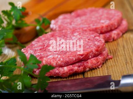 Hacksteaks aus rohem Hackfleisch Stockfoto