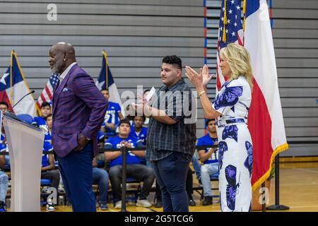Dallas, Texas, USA. Juni 2021. Die First Lady (FLOTUS), Dr. Jill Biden, hält eine Rede an der Emmett J Conrad High School in Dallas, Texas über die Covid-19-Impfungen. Quelle: Dan Wozniak/ZUMA Wire/Alamy Live News Stockfoto