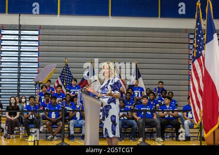 Dallas, Texas, USA. Juni 2021. Die First Lady (FLOTUS), Dr. Jill Biden, hält eine Rede an der Emmett J Conrad High School in Dallas, Texas über die Covid-19-Impfungen. Quelle: Dan Wozniak/ZUMA Wire/Alamy Live News Stockfoto