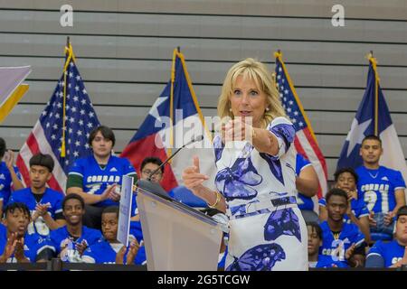 Dallas, Texas, USA. Juni 2021. Die First Lady (FLOTUS), Dr. Jill Biden, hält eine Rede an der Emmett J Conrad High School in Dallas, Texas über die Covid-19-Impfungen. Quelle: Dan Wozniak/ZUMA Wire/Alamy Live News Stockfoto