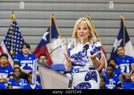 Dallas, Texas, USA. Juni 2021. Die First Lady (FLOTUS), Dr. Jill Biden, hält eine Rede an der Emmett J Conrad High School in Dallas, Texas über die Covid-19-Impfungen. Quelle: Dan Wozniak/ZUMA Wire/Alamy Live News Stockfoto