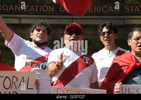 Washington, Usa. Juni 2021. Anhänger des ehemaligen peruanischen Vizeadmiral Jorge Montoya werden bei der Interamerikanischen Menschenrechtskommission (IACHR) in Washington DC, USA, gesehen. Kredit: SOPA Images Limited/Alamy Live Nachrichten Stockfoto