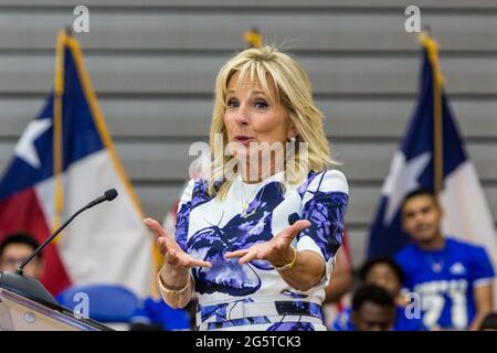 Dallas, Texas, USA. Juni 2021. Die First Lady (FLOTUS), Dr. Jill Biden, hält eine Rede an der Emmett J Conrad High School in Dallas, Texas über die Covid-19-Impfungen. Quelle: Dan Wozniak/ZUMA Wire/Alamy Live News Stockfoto