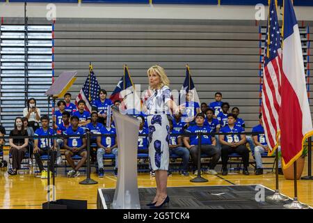 Dallas, Texas, USA. Juni 2021. Die First Lady (FLOTUS), Dr. Jill Biden, hält eine Rede an der Emmett J Conrad High School in Dallas, Texas über die Covid-19-Impfungen. Quelle: Dan Wozniak/ZUMA Wire/Alamy Live News Stockfoto