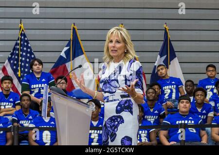 Dallas, Texas, USA. Juni 2021. Die First Lady (FLOTUS), Dr. Jill Biden, hält eine Rede an der Emmett J Conrad High School in Dallas, Texas über die Covid-19-Impfungen. Quelle: Dan Wozniak/ZUMA Wire/Alamy Live News Stockfoto