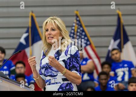 Dallas, Texas, USA. Juni 2021. Die First Lady (FLOTUS), Dr. Jill Biden, hält eine Rede an der Emmett J Conrad High School in Dallas, Texas über die Covid-19-Impfungen. Quelle: Dan Wozniak/ZUMA Wire/Alamy Live News Stockfoto