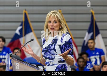 Dallas, Texas, USA. Juni 2021. Die First Lady (FLOTUS), Dr. Jill Biden, hält eine Rede an der Emmett J Conrad High School in Dallas, Texas über die Covid-19-Impfungen. Quelle: Dan Wozniak/ZUMA Wire/Alamy Live News Stockfoto