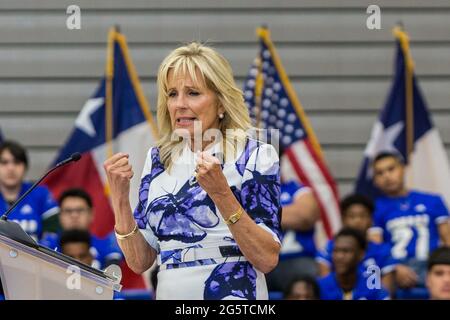 Dallas, Texas, USA. Juni 2021. Die First Lady (FLOTUS), Dr. Jill Biden, hält eine Rede an der Emmett J Conrad High School in Dallas, Texas über die Covid-19-Impfungen. Quelle: Dan Wozniak/ZUMA Wire/Alamy Live News Stockfoto