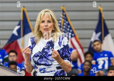 Dallas, Texas, USA. Juni 2021. Die First Lady (FLOTUS), Dr. Jill Biden, hält eine Rede an der Emmett J Conrad High School in Dallas, Texas über die Covid-19-Impfungen. Quelle: Dan Wozniak/ZUMA Wire/Alamy Live News Stockfoto