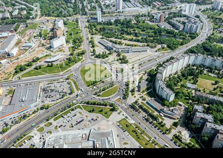 Städtischer Kreisverkehr Kreuzung mit Verkehr von Autos an sonnigen Sommertagen. Infrastruktur der Stadt. Luftaufnahme von fliegender Drohne Stockfoto