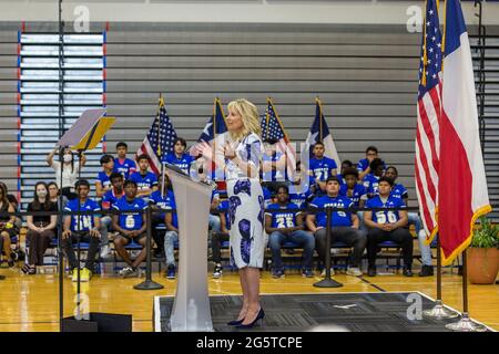 Dallas, Texas, USA. Juni 2021. Die First Lady (FLOTUS), Dr. Jill Biden, hält eine Rede an der Emmett J Conrad High School in Dallas, Texas über die Covid-19-Impfungen. Quelle: Dan Wozniak/ZUMA Wire/Alamy Live News Stockfoto