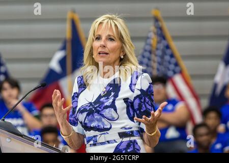 Dallas, Texas, USA. Juni 2021. Die First Lady (FLOTUS), Dr. Jill Biden, hält eine Rede an der Emmett J Conrad High School in Dallas, Texas über die Covid-19-Impfungen. Quelle: Dan Wozniak/ZUMA Wire/Alamy Live News Stockfoto