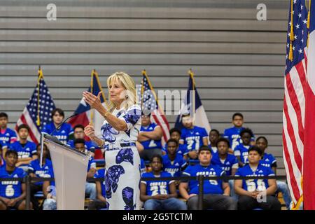 Dallas, Texas, USA. Juni 2021. Die First Lady (FLOTUS), Dr. Jill Biden, hält eine Rede an der Emmett J Conrad High School in Dallas, Texas über die Covid-19-Impfungen. Quelle: Dan Wozniak/ZUMA Wire/Alamy Live News Stockfoto