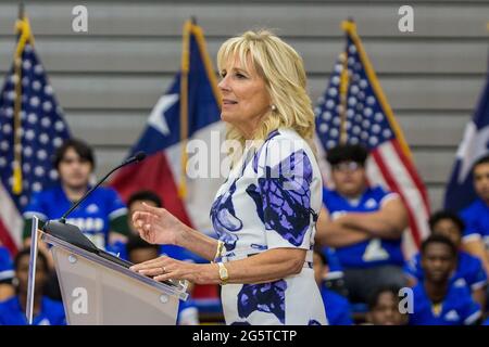 Dallas, Texas, USA. Juni 2021. Die First Lady (FLOTUS), Dr. Jill Biden, hält eine Rede an der Emmett J Conrad High School in Dallas, Texas über die Covid-19-Impfungen. Quelle: Dan Wozniak/ZUMA Wire/Alamy Live News Stockfoto