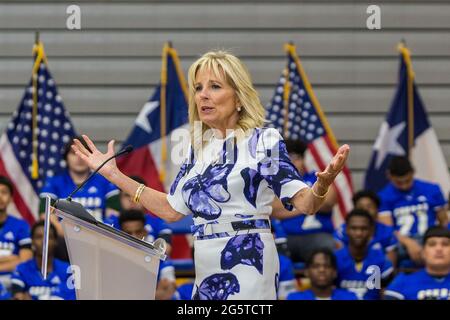 Dallas, Texas, USA. Juni 2021. Die First Lady (FLOTUS), Dr. Jill Biden, hält eine Rede an der Emmett J Conrad High School in Dallas, Texas über die Covid-19-Impfungen. Quelle: Dan Wozniak/ZUMA Wire/Alamy Live News Stockfoto