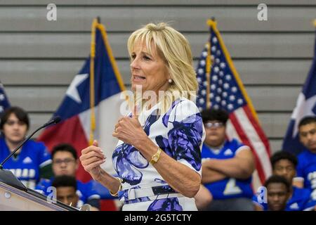 Dallas, Texas, USA. Juni 2021. Die First Lady (FLOTUS), Dr. Jill Biden, hält eine Rede an der Emmett J Conrad High School in Dallas, Texas über die Covid-19-Impfungen. Quelle: Dan Wozniak/ZUMA Wire/Alamy Live News Stockfoto