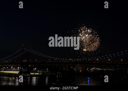 NEW YORK, NY – 29. JUNI: Über der Robert F. Kennedy Bridge (ehemals Triborough Bridge) leuchtet am 29. Juni 2021 in New York City ein Feuerwerk. Die jährliche Astoria-Feuerwerksshow, die von der Central Astoria Local Development Coalition Inc. Gesponsert wird, kehrte in diesem Jahr kurz vor dem Feiertag vom 4. Juli zurück, nachdem die Feier im vergangenen Jahr aufgrund von COVID-19 abgesagt wurde. Stockfoto