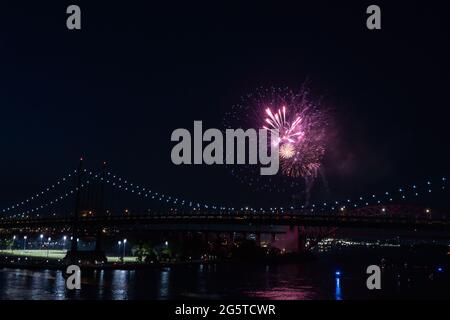 NEW YORK, NY – 29. JUNI: Über der Robert F. Kennedy Bridge (ehemals Triborough Bridge) leuchtet am 29. Juni 2021 in New York City ein Feuerwerk. Die jährliche Astoria-Feuerwerksshow, die von der Central Astoria Local Development Coalition Inc. Gesponsert wird, kehrte in diesem Jahr kurz vor dem Feiertag vom 4. Juli zurück, nachdem die Feier im vergangenen Jahr aufgrund von COVID-19 abgesagt wurde. Stockfoto