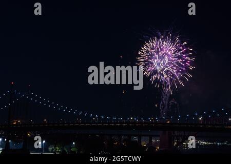 NEW YORK, NY – 29. JUNI: Über der Robert F. Kennedy Bridge (ehemals Triborough Bridge) leuchtet am 29. Juni 2021 in New York City ein Feuerwerk. Die jährliche Astoria-Feuerwerksshow, die von der Central Astoria Local Development Coalition Inc. Gesponsert wird, kehrte in diesem Jahr kurz vor dem Feiertag vom 4. Juli zurück, nachdem die Feier im vergangenen Jahr aufgrund von COVID-19 abgesagt wurde. Stockfoto