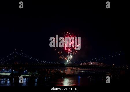 NEW YORK, NY – 29. JUNI: Über der Robert F. Kennedy Bridge (ehemals Triborough Bridge) leuchtet am 29. Juni 2021 in New York City ein Feuerwerk. Die jährliche Astoria-Feuerwerksshow, die von der Central Astoria Local Development Coalition Inc. Gesponsert wird, kehrte in diesem Jahr kurz vor dem Feiertag vom 4. Juli zurück, nachdem die Feier im vergangenen Jahr aufgrund von COVID-19 abgesagt wurde. Stockfoto